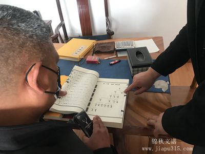 河南鶴壁夏先生在家譜制作工廠溝通家譜細(xì)節(jié)圖