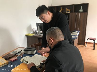 河南鶴壁夏先生在家譜制作工廠溝通家譜細(xì)節(jié)圖2