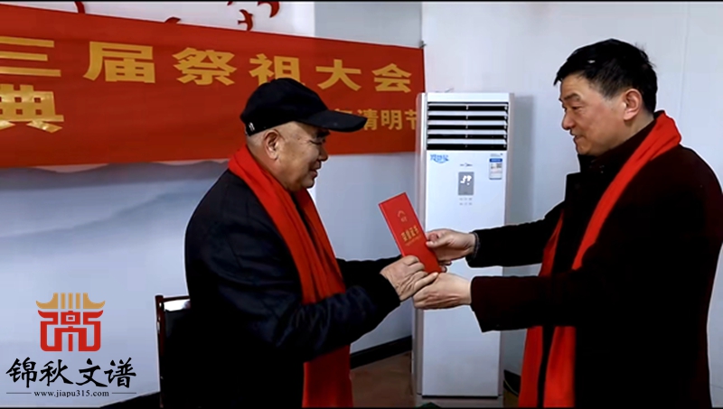 張氏現(xiàn)場頒發(fā)榮譽證書2